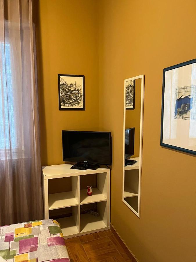 Single Room with Shared Bathroom,1348731212:JPEG